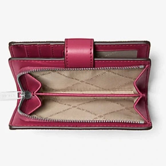 Michael Kors Jet Set Medium Printed Signature
Logo Wallet - Picture 14 of 14